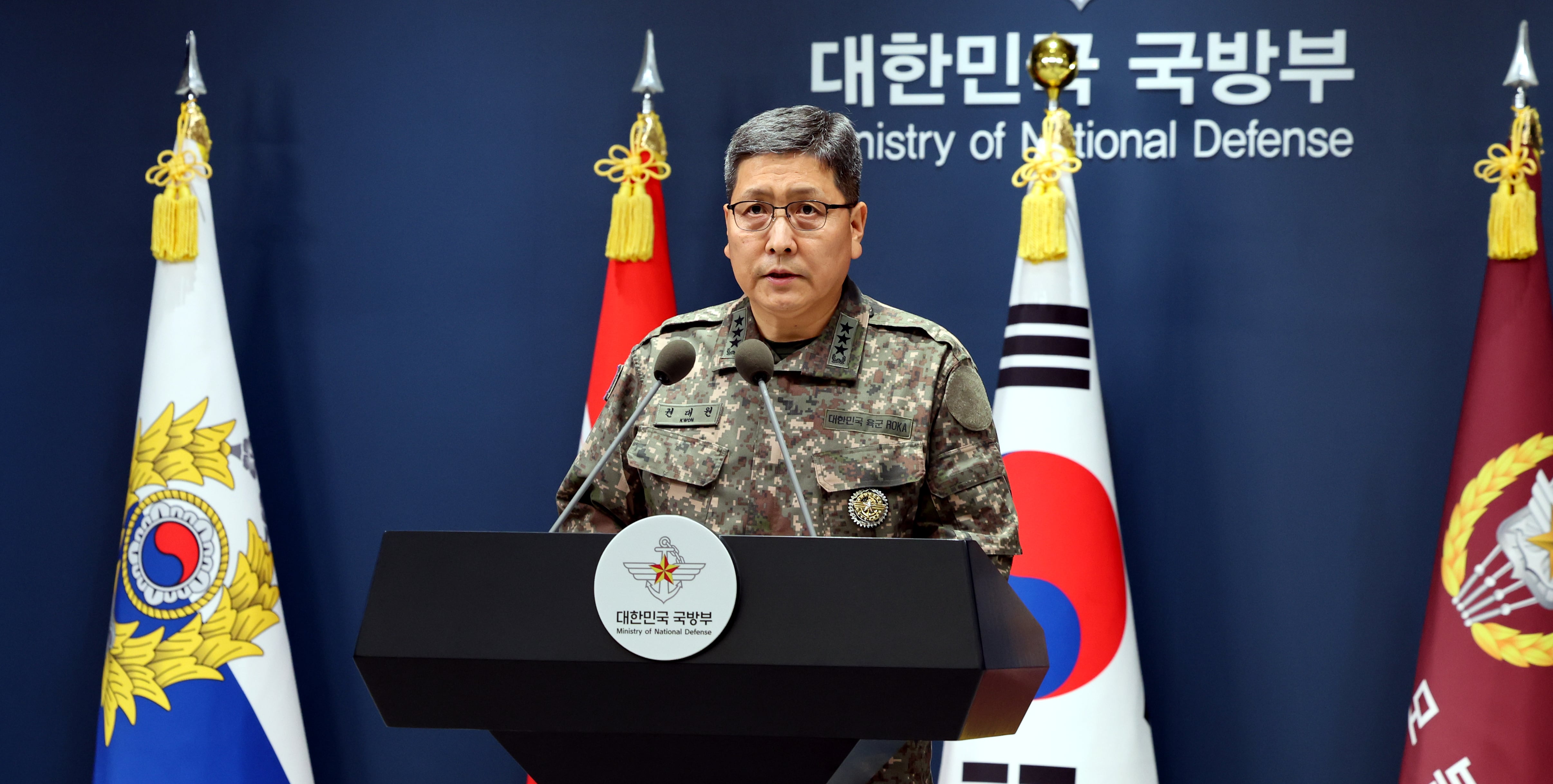 합참차장 권대원 육군 중장이 5일 오후 서울 국방부 브리핑실에서 25사단 DMZ 지뢰 폭발상황 관련 합참 합동 현장조사 TF 최종 조사결과 발표 브리핑을 하고 있다. /뉴시스