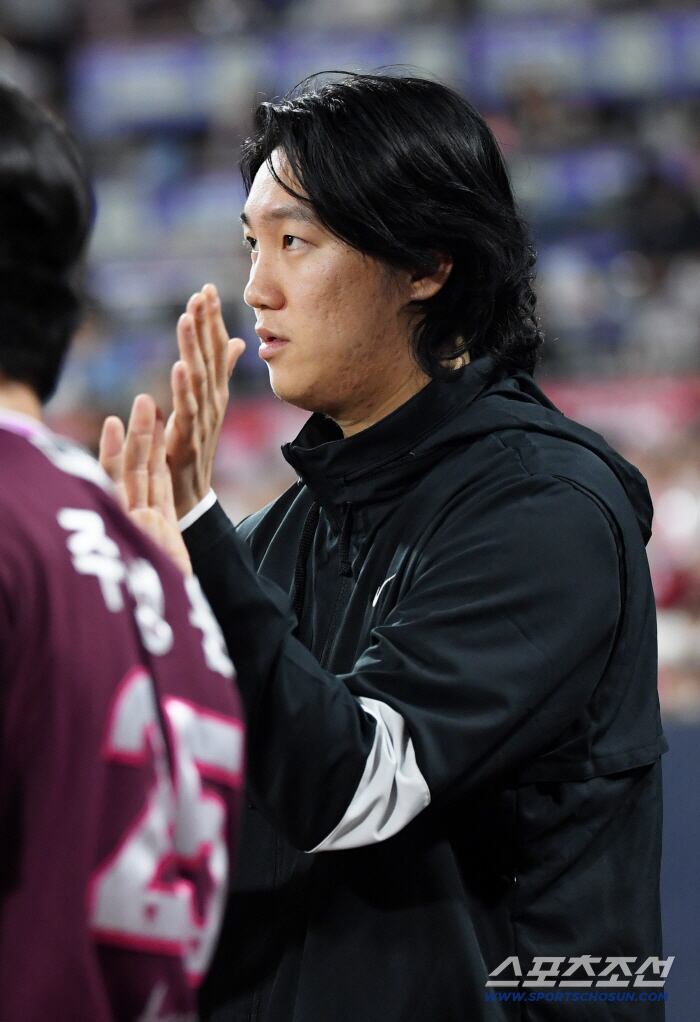 23일 수원KT위즈파크에서 열린 KBO리그 KT 위즈와 키움 히어로즈의 경기. 키움 안우진이 수비를 마치고 들어오는 동료들을 반기고 있다. 수원=박재만 기자 pjm@sportschosun.com/2025.09.23