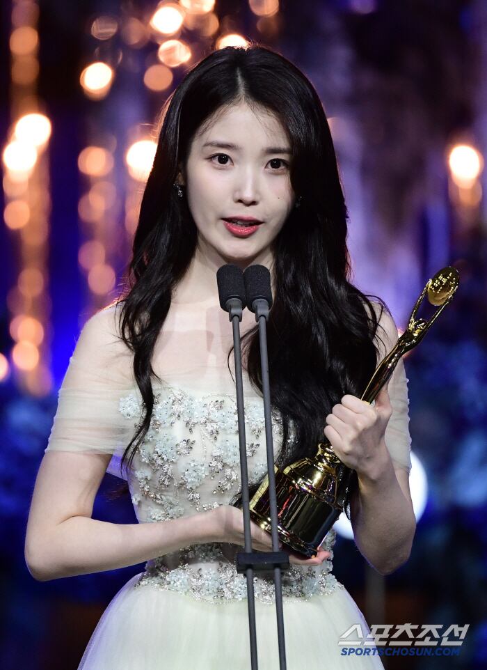 제4회 청룡시리즈어워즈(Bluedragon Series Awards)가 18일 인천 파라다이스시티에서 열렸다. 여우주연상을 수상한 아이유가 수상 소감을 말하고 있다. 인천=허상욱 기자 wook@sportschosun.com/2025.07.18