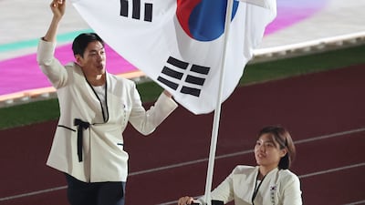 윤지유-장민호 공동 기수로 태극기 들고 입장