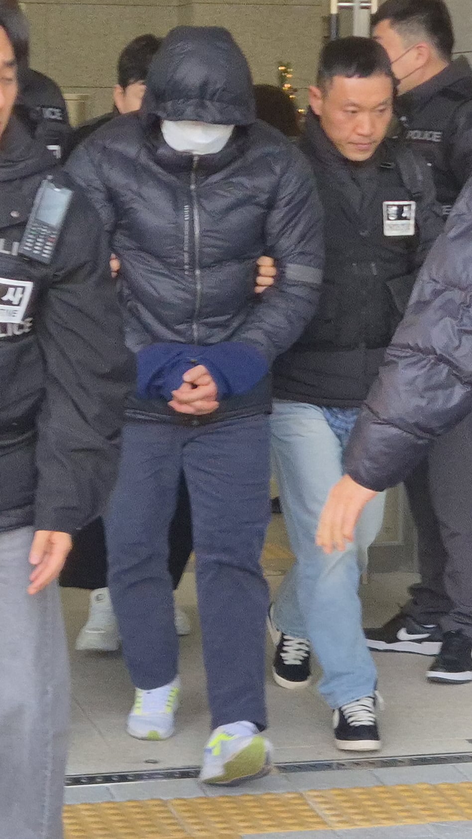 강원 양양군 소속 7급 운전직 공무원 A씨가 작년 12월 5일 춘천지법 속초지원에서 열린 구속 전 피의자 심문(영장실질심사)을 마치고 나오고 있다./연합뉴스