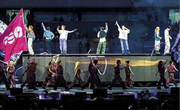 As BTS performs 'Body to Body' featuring the folk song Arirang, dancers circle the cylindrical stage like Ganggangsullae. /Big Hit Music