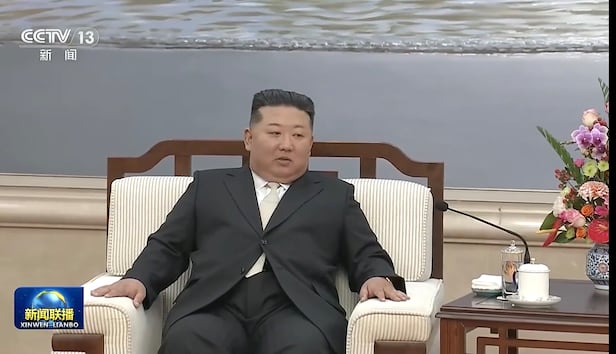 김정은 북한 국무위원장이 24일 중국 랴오닝성 단둥을 방문해 중국 권력 서열 4위인 왕후닝 전국인민정치협상회의(정협) 주석과 만나 북중 경제협력 확대 의지를 확인했다./CCTV