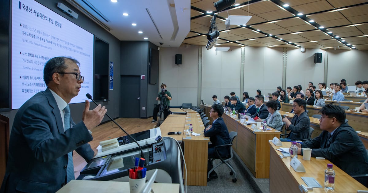 "유튜브가 망친 공론장 복원하려면, 양질 뉴스에 제대로 보상해야" - 뉴스 썸네일 이미지