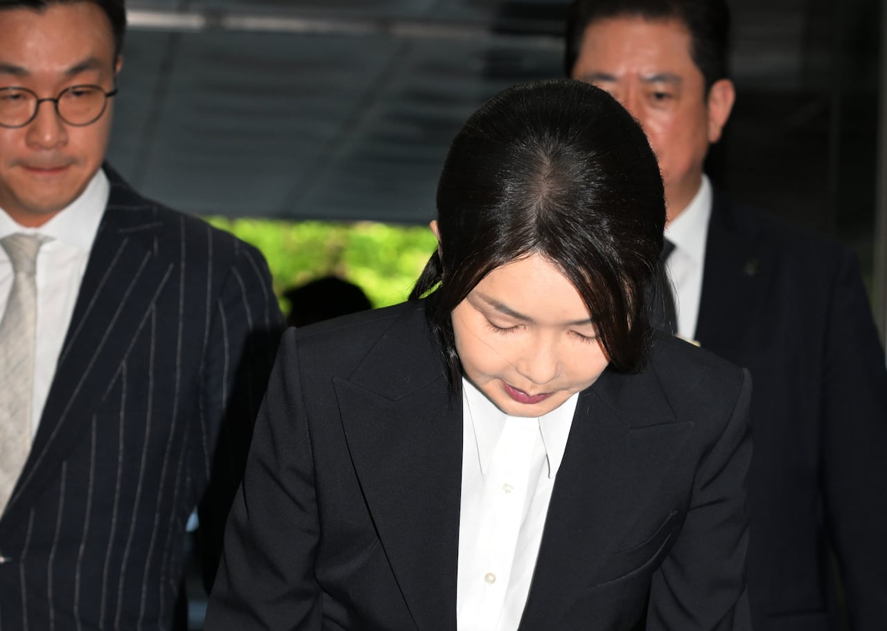 과거 법원 출입구에서 고개 숙인 장면