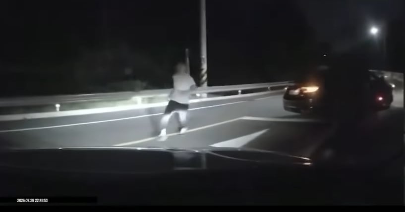 보닛 부수고 난동 피운 외국인… 경찰은 뭉개다 블박 터지자 79일 만에 검거