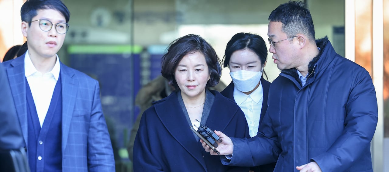 '1억 공천헌금 의혹'을 받는 김경 전 서울시의원이 3일 오후 서울 서초구 서울중앙지법에서 영장실질심사를 마치고 청사를 나오고 있다. 2026.3.3 /박성원 기자