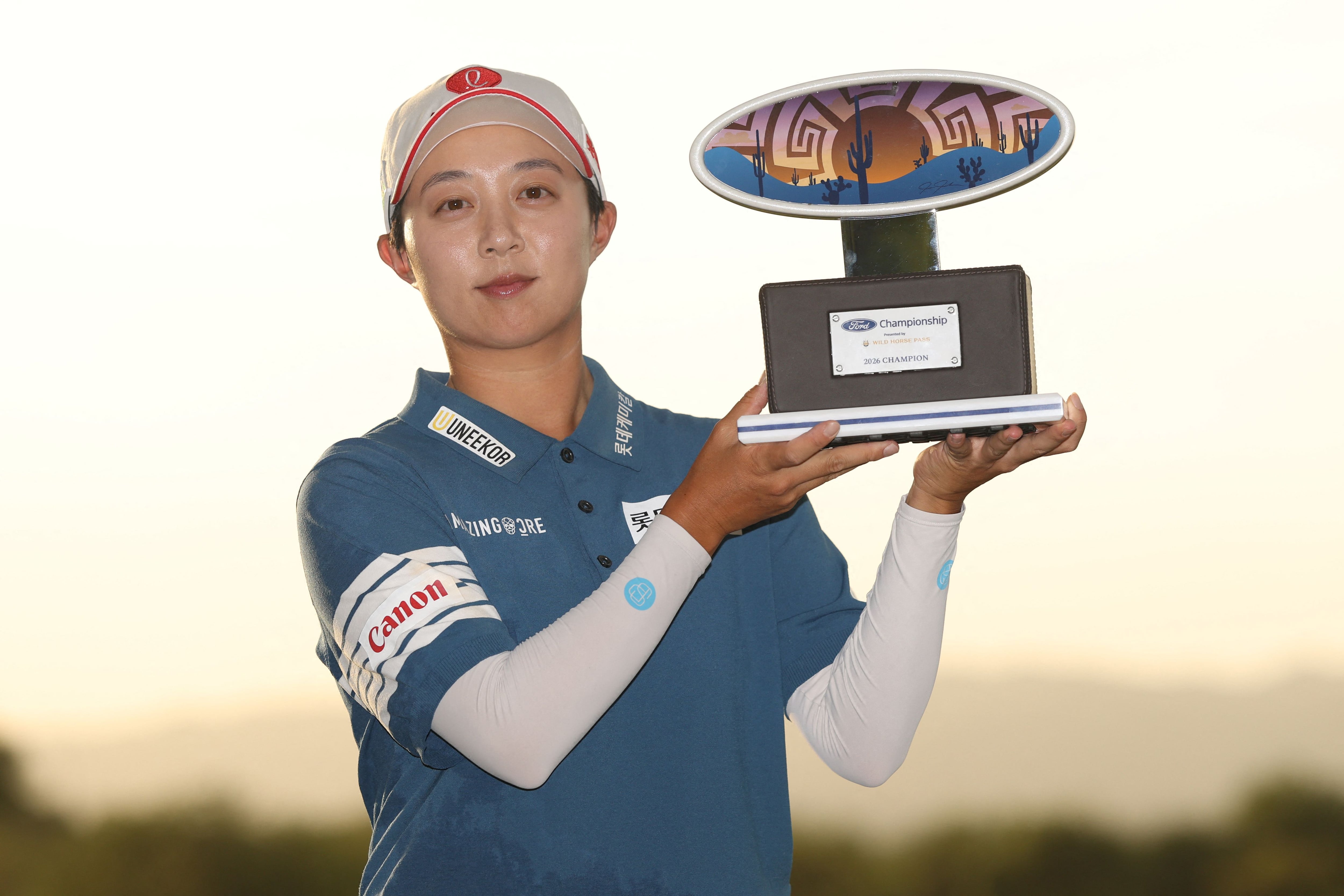 김효주 2026 LPGA 포드 우승 트로피와 기념 촬영