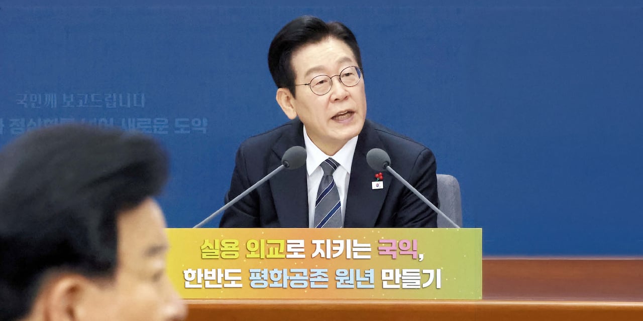 이재명 대통령이 19일 정부서울청사 별관에서 열린 외교부·통일부 업무 보고에서 질문하고 있다. 왼쪽은 정동영 통일부 장관. 이 대통령은 이날 통일부에 대해 “남북 간 적대가 완화되고 신뢰가 싹틀 수 있도록 통일부가 주도적으로 역할을 해야 한다”고 했다.