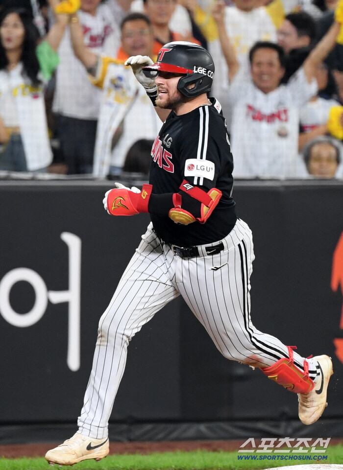 26일 대전 한화생명볼파크에서 열린 한화 이글스와 LG 트윈스의 경기. 6회초 1사 LG 오스틴이 솔로포를 날린 뒤 환호하고 있다. 대전=박재만 기자 pjm@sportschosun.com/2025.09.26