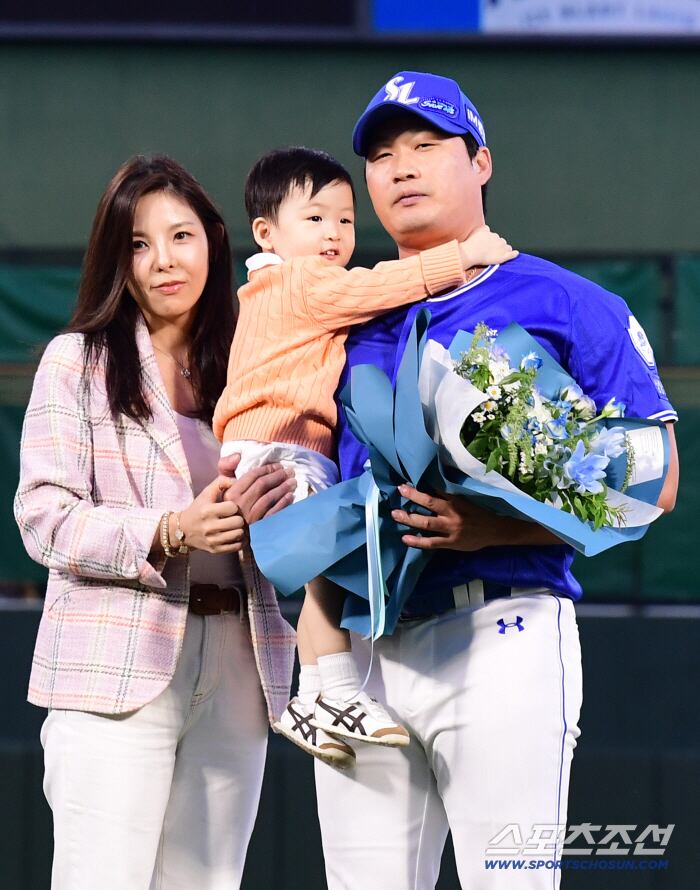 26일 부산 사직야구장에서 열린 KBO리그 롯데와 삼성의 경기. 오승환 은퇴투어가 열렸다. 가족과 함께 기념 포즈를 취하고 있는 오승환. 부산=송정헌 기자songs@sportschosun.com/2025.09.26