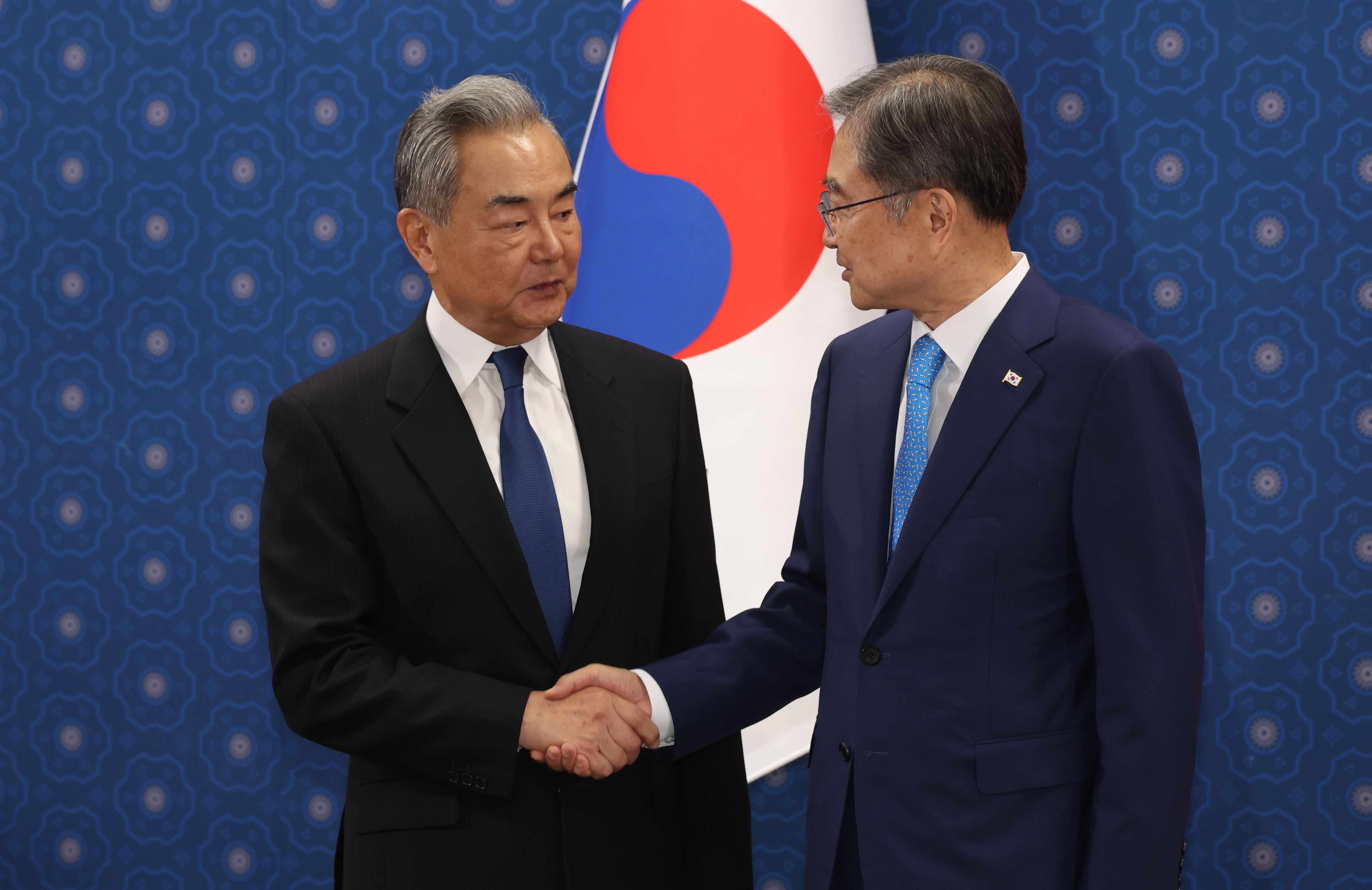 조현 외교부장관이 19일 오후 서울 종로구 외교부 청사에서 방한한 중국 왕이 외교부장과 한중 외교장관회의에 앞서 기념촬영을 하고 있다. 2026.08.19 /장경식 기자