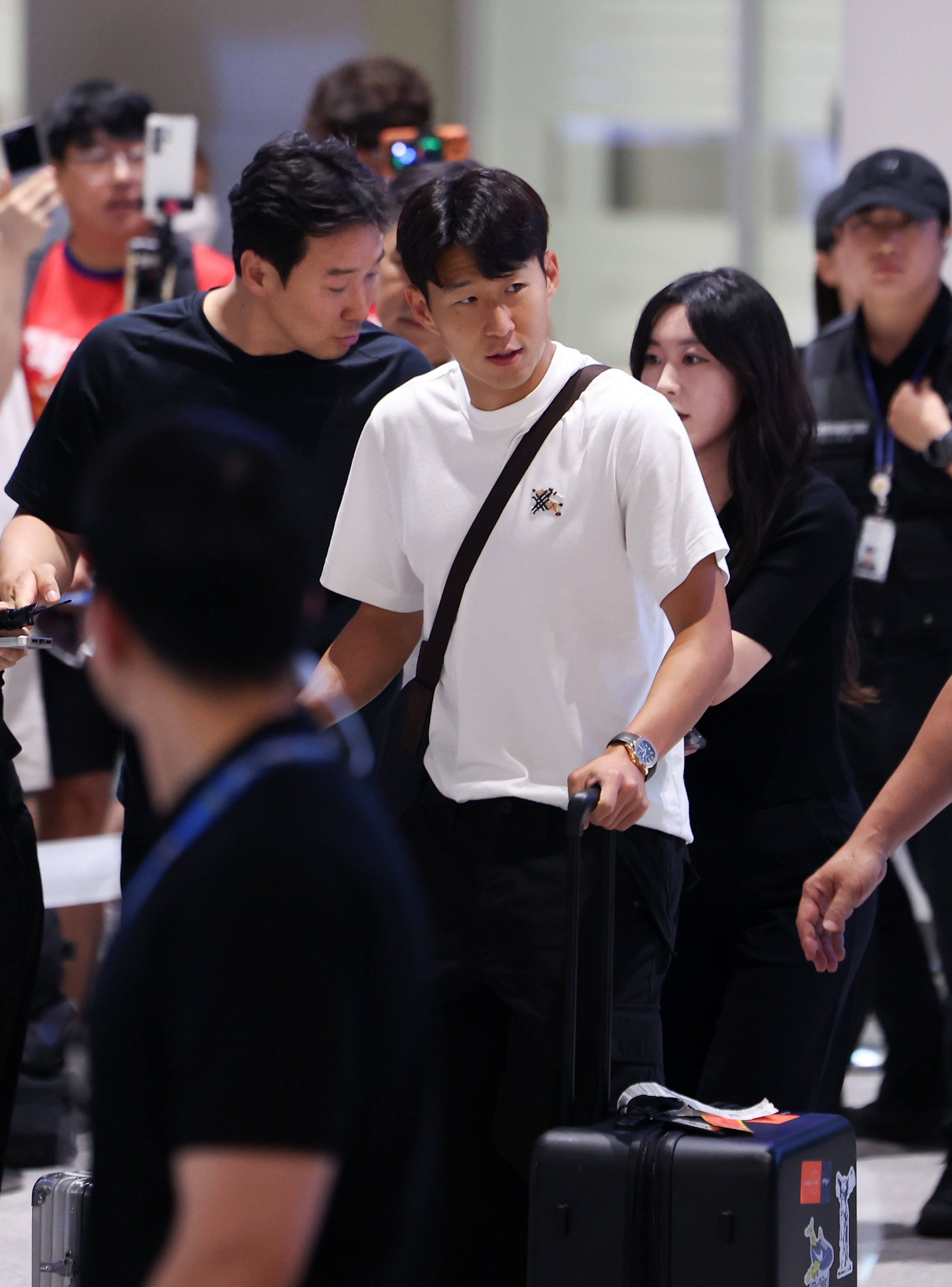 축구 대표팀 주장 손흥민이 1일 오전 팬들의 환영을 받으며 인천국제공항을 통해 입국하고 있다. /뉴시스