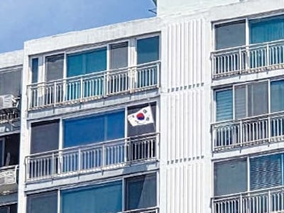 아파트 한 동서 한두 집만 태극기… 현충일 조기 게양이 사라졌다