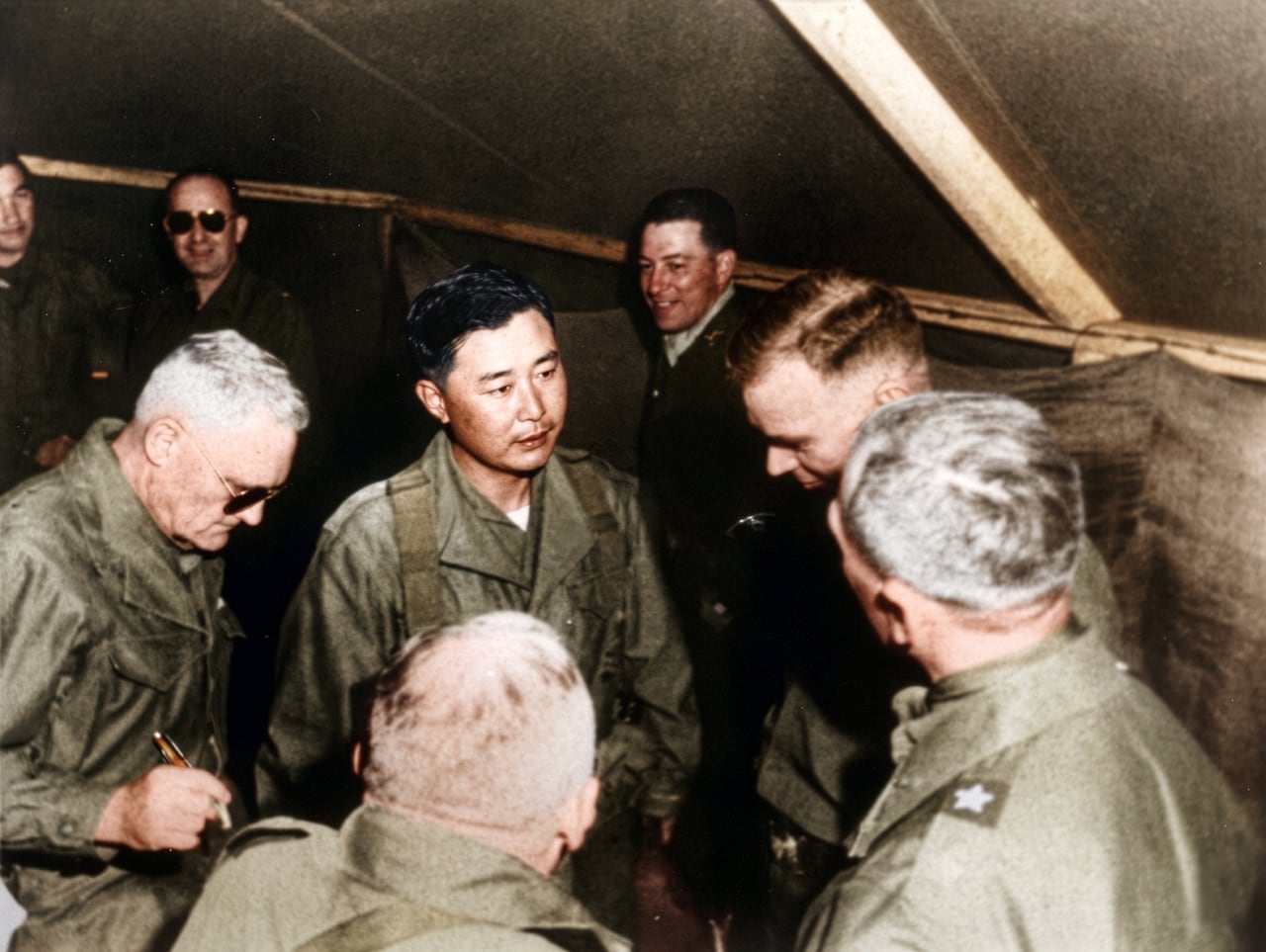 1952년 4월5일 한국군 2군단 재창설식이 끝난 뒤 아들의 실종소식을 알리는 밴 플리트 미 8군 사령관(오른쪽 둘째) 모습. 오른쪽으로부터 시계방향으로 와이만 미 9군단장, 오다니엘 미 2군단장, 파머 10군단장, 백선엽 한국군 2군단장. /백선엽 장군 기념재단