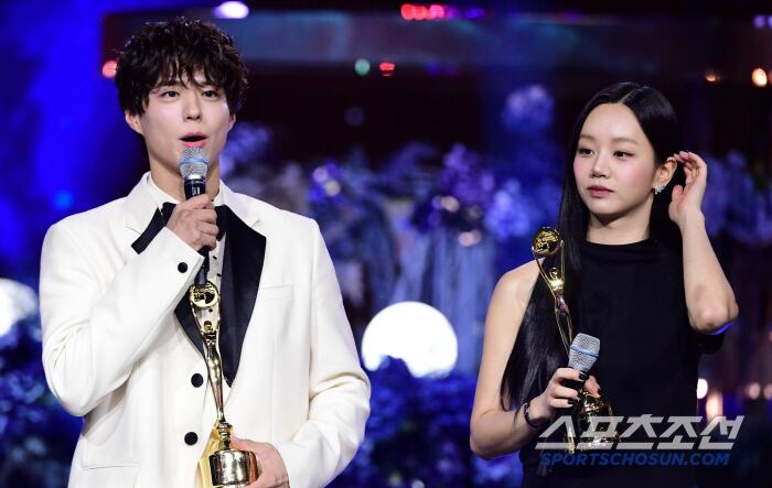 제4회 청룡시리즈어워즈(Bluedragon Series Awards)가 18일 인천 파라다이스시티에서 열렸다. 업비트 인기스타상을 수상한 박보검, 이혜리가 수상 소감을 말하고 있다. 인천=허상욱 기자 wook@sportschosun.com/2025.07.18