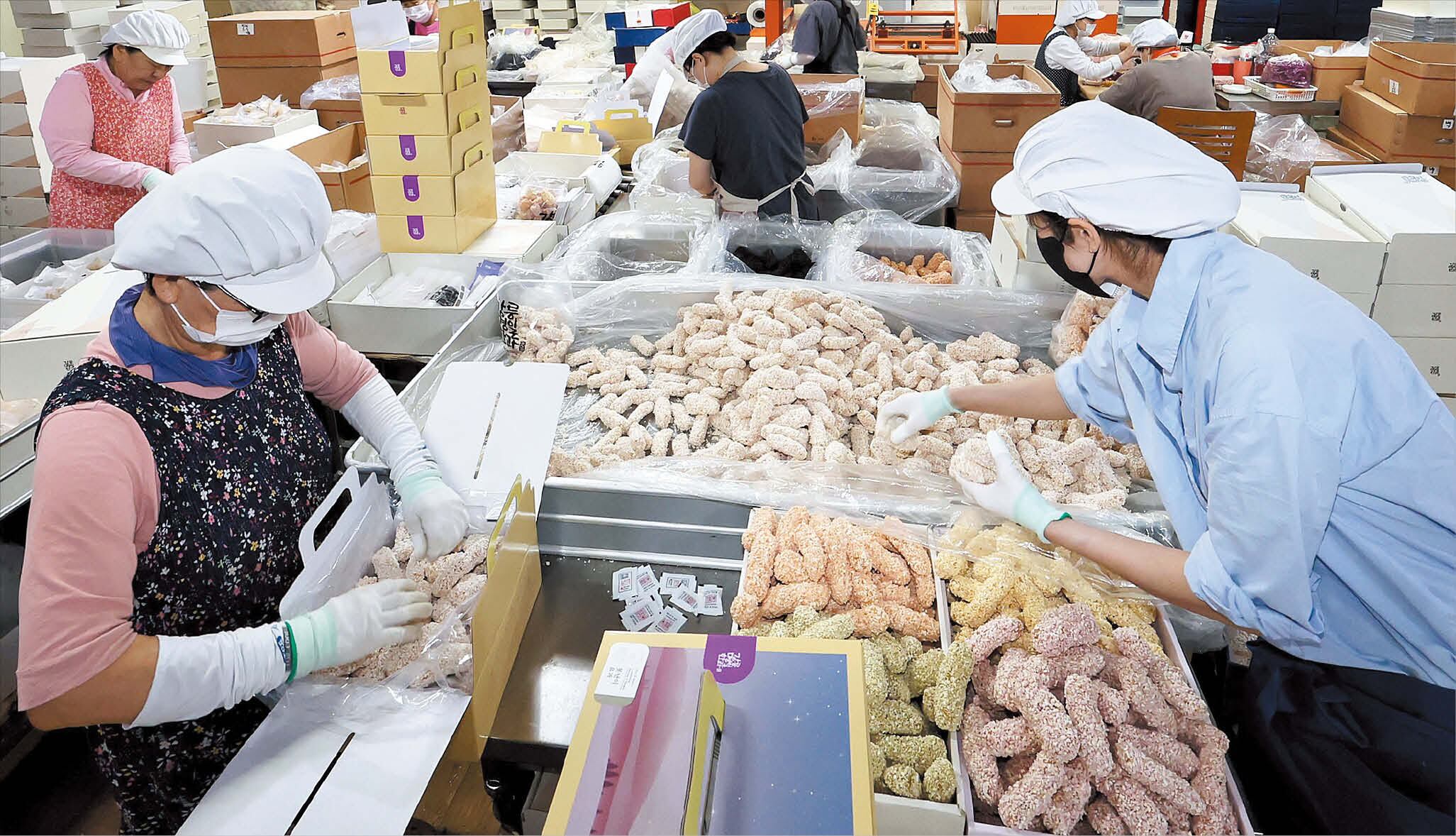 폰테크 달인 분주한 강릉 정통 한과마을 “바빠도 정성스레”