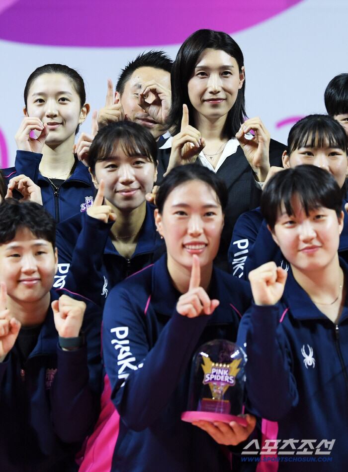 18일 인천 삼산월드체육관 열린 V리그 흥국생명과 정관장의 경기 종료 후 김연경 은퇴식이 열렸다. 김연경이 동료들과 기념 촬영을 하고 있다. 인천=박재만 기자 pjm@sportschosun.com/2025.10.18