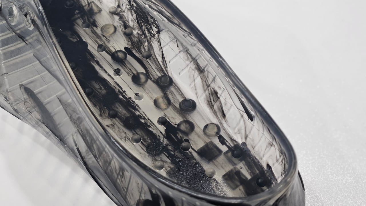 누누스 맨발 워킹슈즈의 바닥에는 지압 돌기가 있다. /더비비드