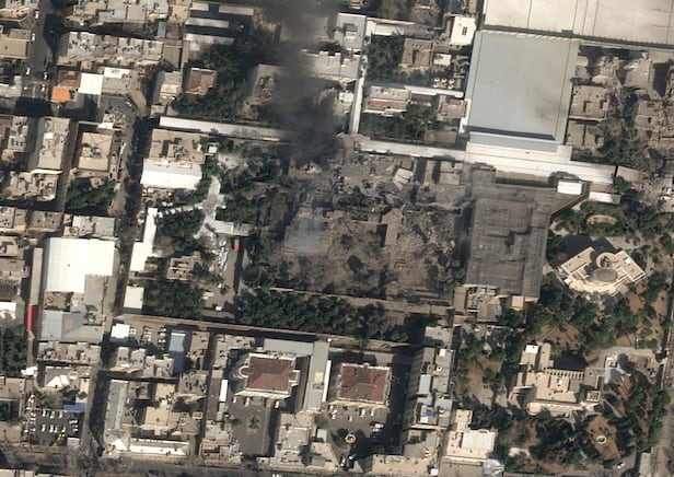 28일 미국과 이스라엘의 공습으로 초토화된 이란 최고 지도자 아야톨라 알리 하메네이의 관저 단지에서 연기가 피어 오르고 있다.(Airbus DS)/로이터 연합뉴스