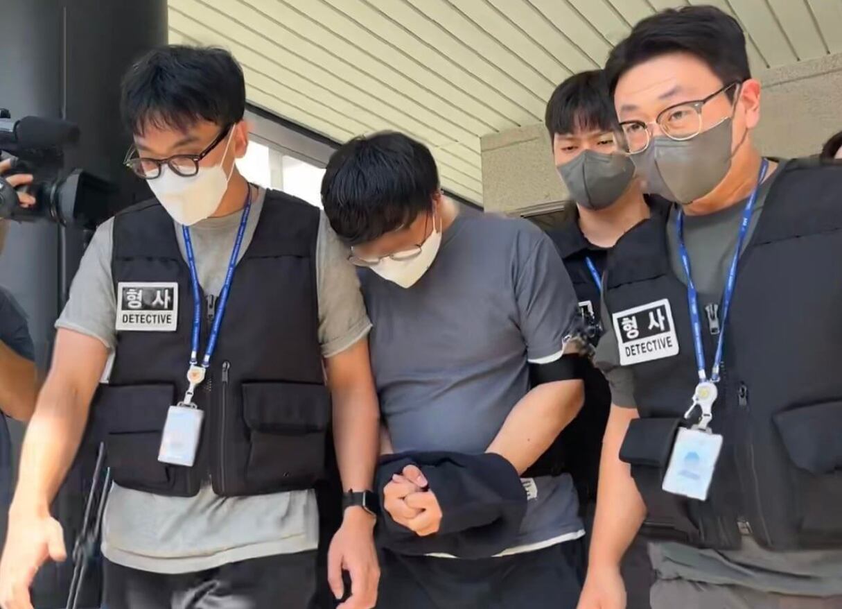 지난 5월 실종된 장미란 씨(37)의 사건을 허위 종결한 혐의로 긴급체포된 A 경장이 24일 제주지방법원에서 체포적부심 심사를 받고 나오고 있다. /뉴스1