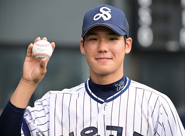 9일 서울 목동야구장에서 열린 제79회 청룡기 전국고교야구선수권대회 서울고와 한국마사고의 경기. 비거리 130m의 대형 홈런을 터트린 서울고 1학년 김지우가 기념구를 자랑스럽게 들어보이고 있다. /정재근 스포츠조선 기자