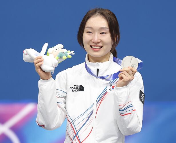 <YONHAP PHOTO-2913> 눈시울 붉은 최민정
(밀라노=연합뉴스) 류영석 기자 = 20일(현지시간) 이탈리아 밀라노 아이스스케이팅 아레나에서 열린 2026 밀라노ㆍ코르티나담페초 동계올림픽 쇼트트랙 여자 1,500m 시상식에서 은메달을 획득한 최민정이 메달을 들어보이고 있다. 2026.2.21
ondol@yna.co.kr/2026-02-21 07:34:35/
<저작권자 ⓒ 1980-2026 ㈜연합뉴스. 무단 전재 재배포 금지, AI 학습 및 활용 금지>