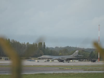 美 B-1B 뜨는 英 공군기지... 인근서 테러 준비하던 5명 체포