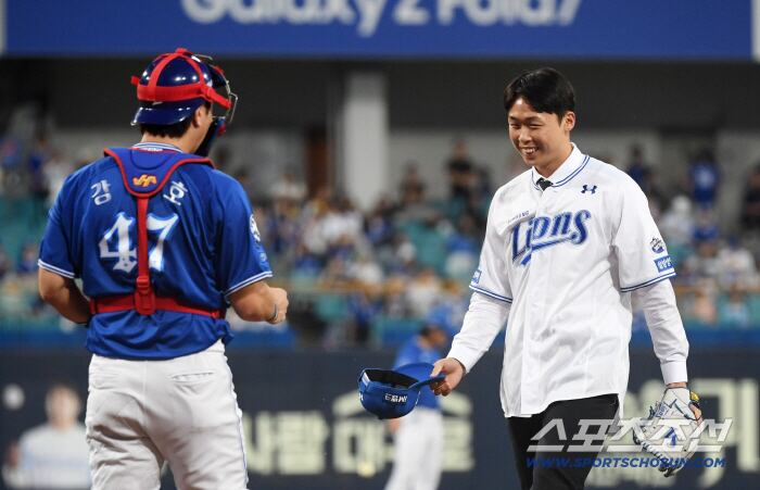 25일 대구 라이온즈파크에서 열린 삼성 라이온즈와 키움 히어로즈 경기. 2026 신인드래프트에서 1라운드 지명을 받은 이호범이 시구를 마친 뒤 포수 강민호와 대화를 나누고 있다. 대구=박재만 기자 pjm@sportschosun.com/2025.09.25