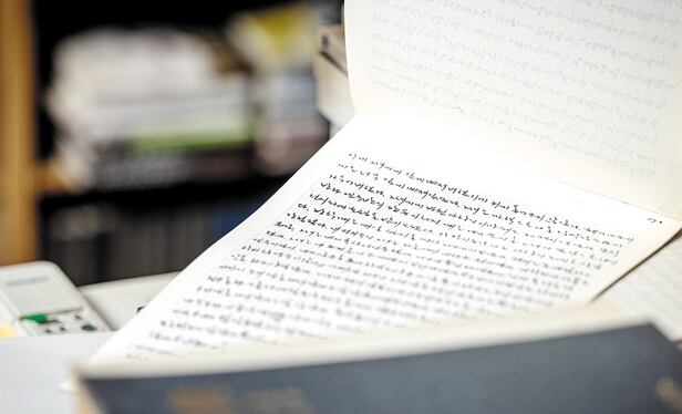 김홍신은 원고지에 만년필로 글을 쓴다. “죽을 때 이 두 개만 가지고 가겠다”고 했다. /장은주 영상미디어 객원기자