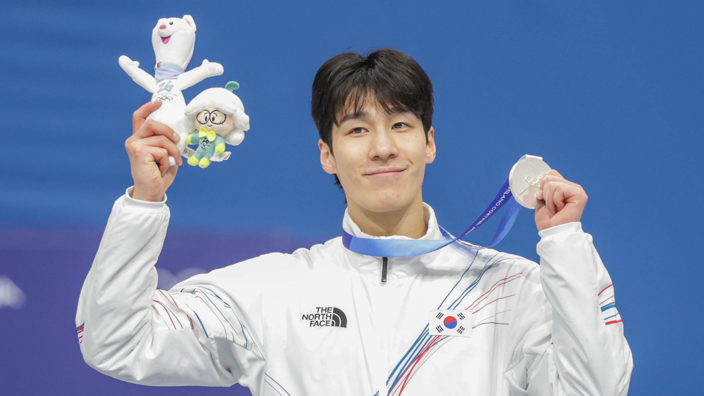 14일 오후(현지시간) 이탈리아 밀라노 아이스 스케이팅 아레나에서 2026 밀라노 코르티나 동계 올림픽 쇼트트랙 남자 1500m에 출전해 은메달을 획득한 황대헌이 기뻐하고 있다. 밀라노=장련성 기자