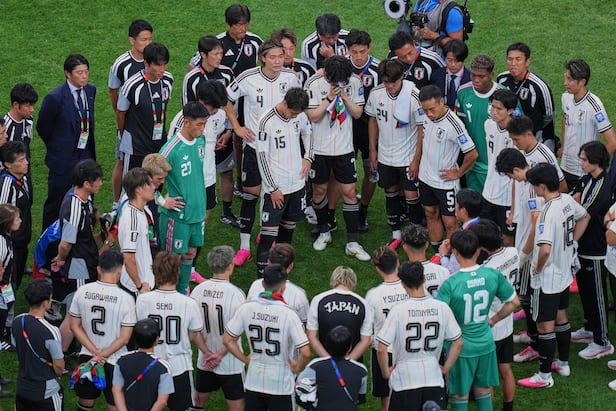 일본 선수들이 30일 미국 텍사스주 휴스턴에서 열린 2026 북중미 월드컵 32강 브라질전에서 1대2로 역전패한 뒤 아쉬워하고 있다. 일본을 꺾은 브라질은 16강에서 노르웨이에 1대2로 패했다. 일본이 토너먼트에 진출했던 앞선 네 차례 월드컵에서는 일본을 꺾은 팀을 다시 꺾은 팀이 모두 우승했다. /AP 연합뉴스