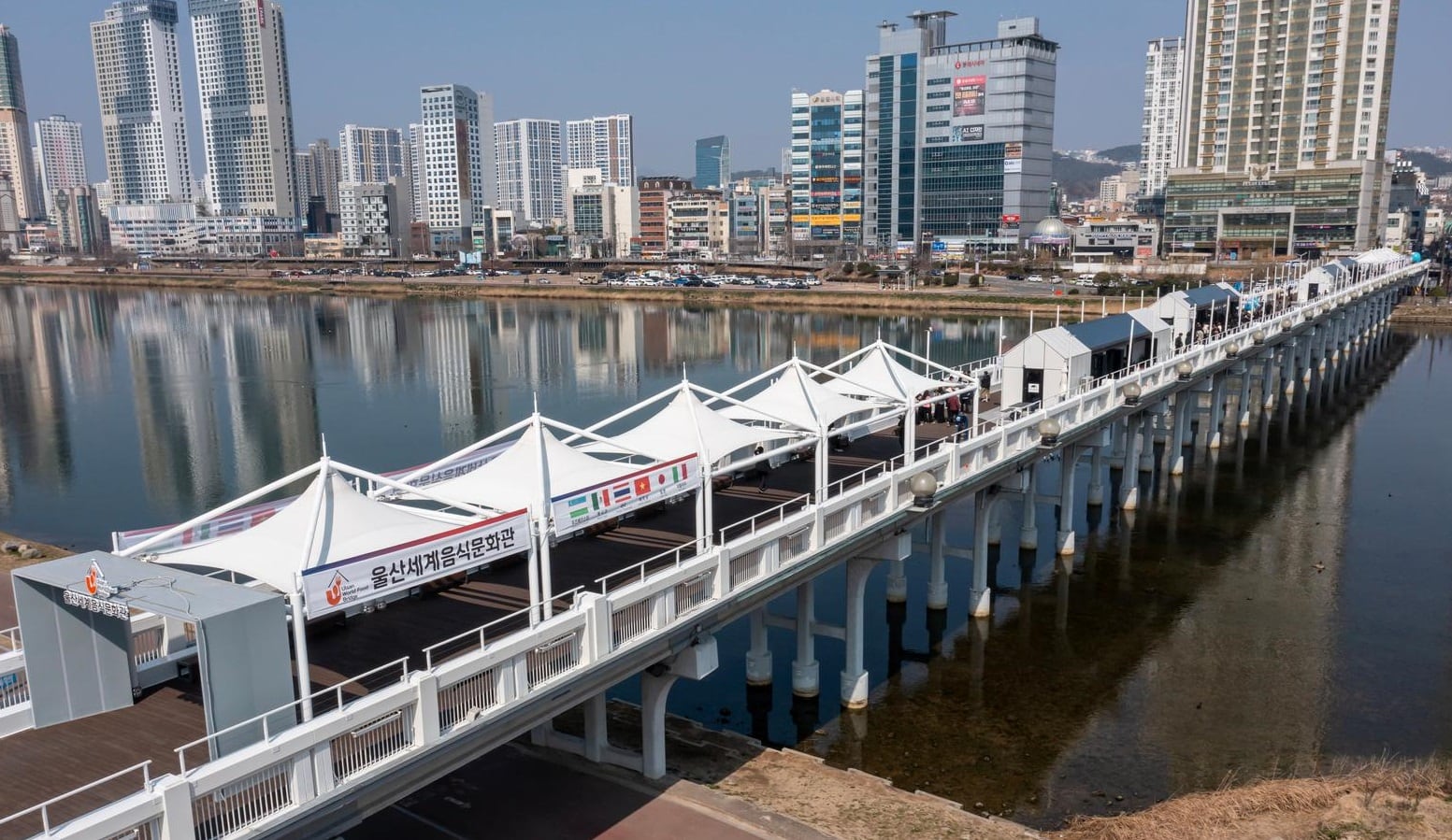 태국 볶음밥, 우즈벡 소고기 요리… 다리 위에서 즐기는 글로벌 음식들