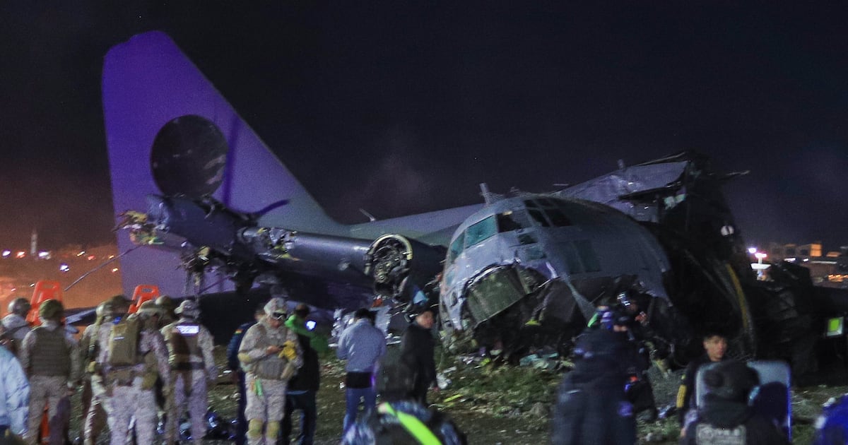 비행기 추락해서 22명 죽었는데 돈 주우려고 수백 명 몰린 거 실화?