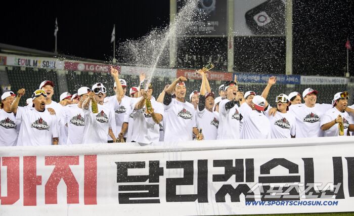 1일 잠실구장에서 정규리그 우승을 확정 지은 LG 트윈스 선수들이 기뻐하고 있다. 잠실=박재만 기자 pjm@sportschosun.com/2025.10.01