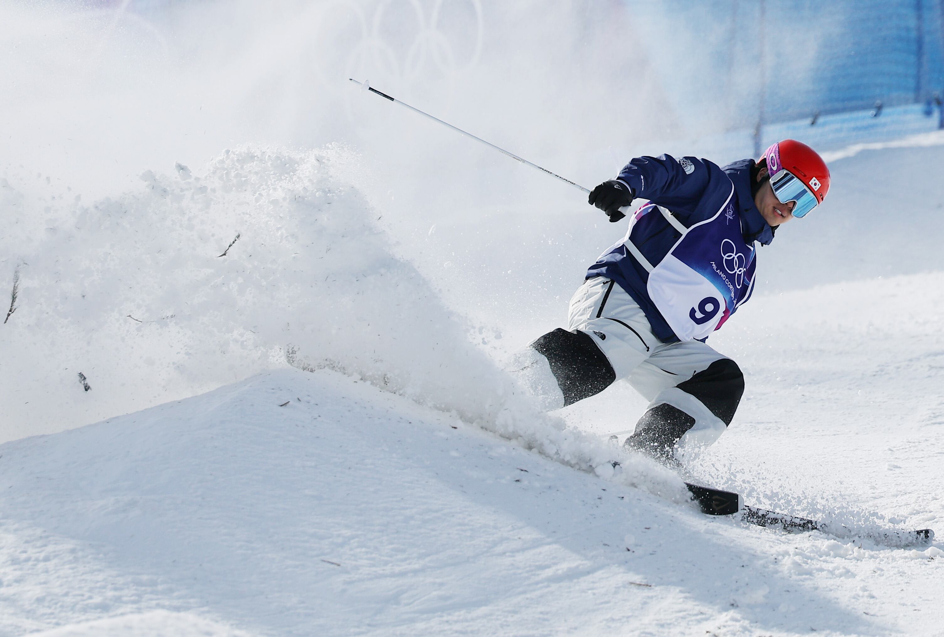 12일(현지 시각) 이탈리아 리비뇨 에어리얼·모굴 파크에서 열린 2026 밀라노 코르티나 동계올림픽 프리스타일 스키 남자 모굴 결선에 진출한 정대윤이 1차 경기를 펼치고 있다. /연합뉴스