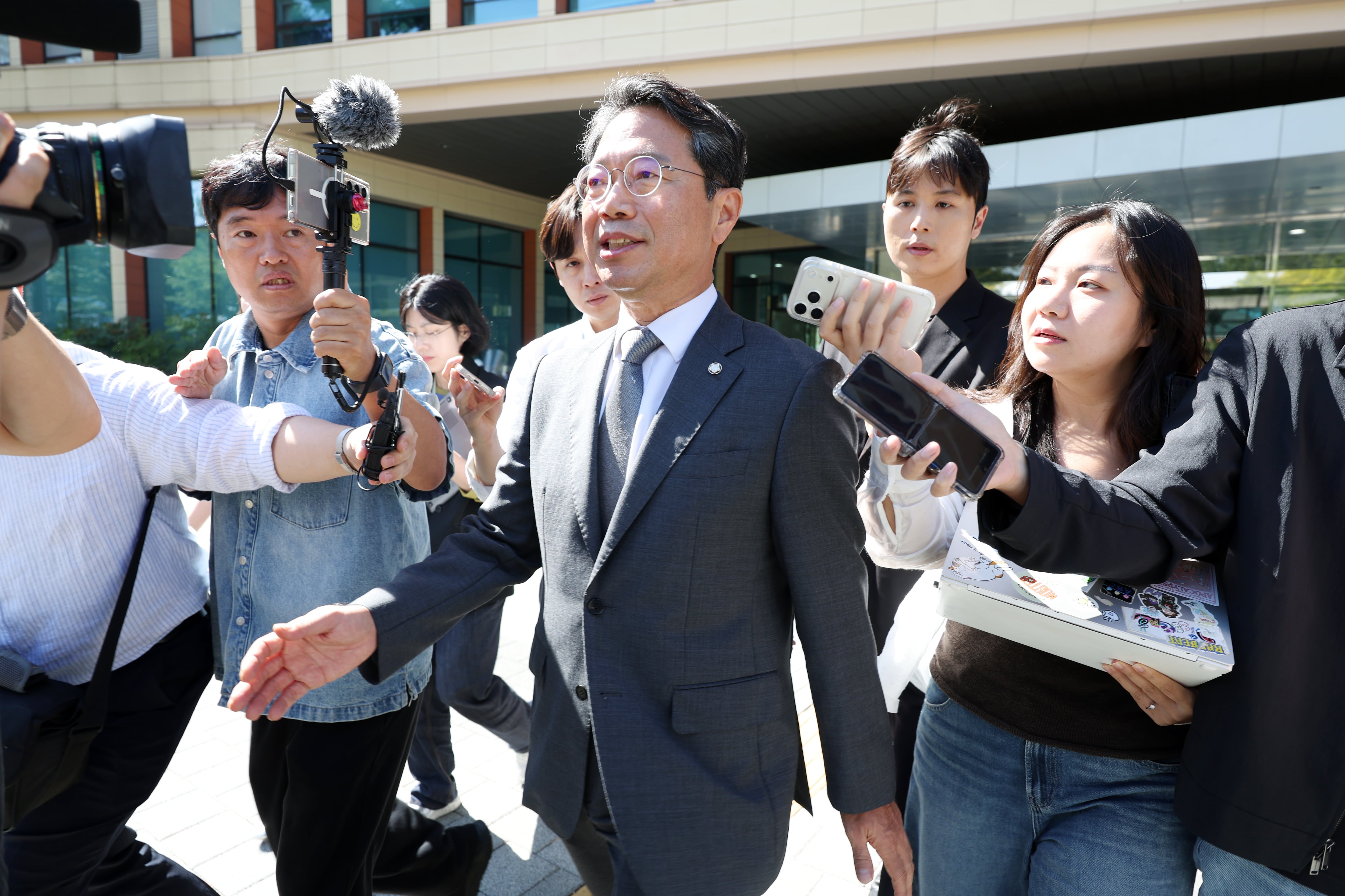 19일 오전 김승원 의원이 서울 여의도 국회 소통관에서 법무부 장관 후보에서 사퇴하겠다고 밝힌 뒤 기자들의 질문에 대답하지 않은 채 자리를 옮기고 있다. /뉴시스