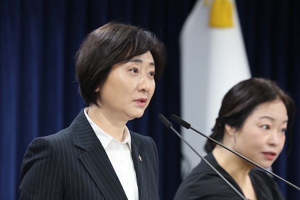 이스란 보건복지부 제1차관이 22일 서울 종로구 정부서울청사에서 아동학대 예방 및 대응 강화 방안을 브리핑하고 있다. /연합뉴스