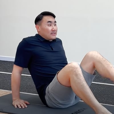 “힘 잘못 써서 아픈가봐요”… 고관절 간단하게 풀기