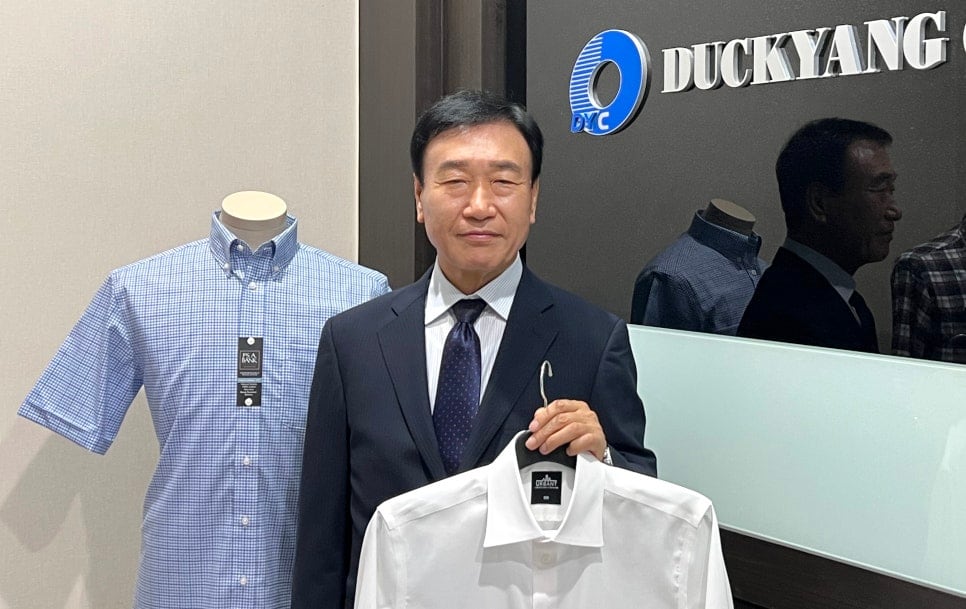 남성 셔츠 전문 기업 덕양무역의 김기상 대표. /더비비드