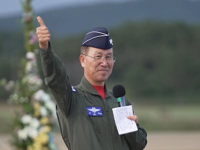지뢰 폭발 다음날, 공군총장은 활짝 웃으며 ‘따봉’