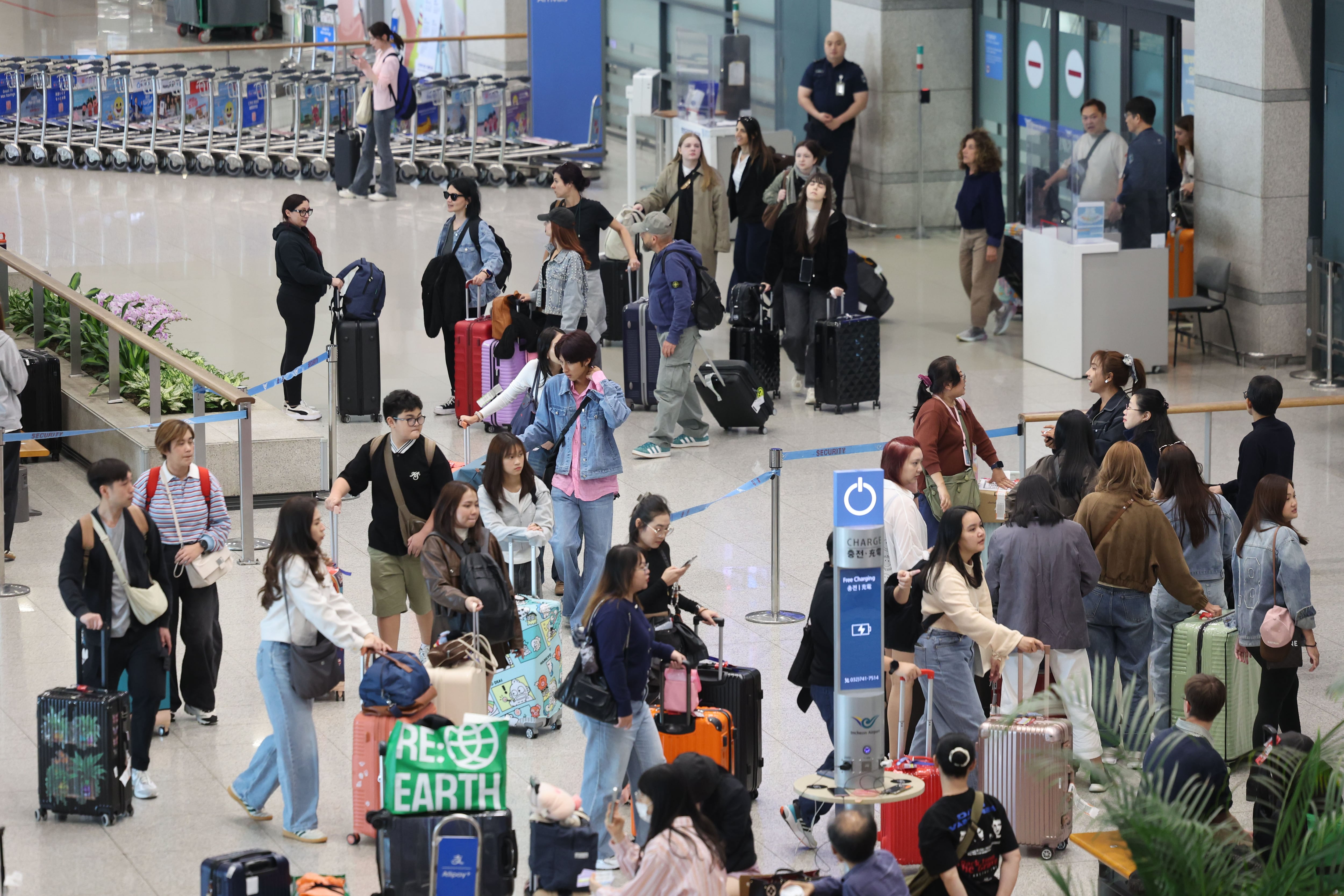 1일 인천국제공항 제1여객터미널 입국장에서 외국인 관광객들이 입국하고 있다. 일본 골든위크와 중국 노동절 연휴가 겹치며, 문체부는 중국과 일본에서 약 20만명의 관광객이 한국을 찾을 것이라고 예상했다. /뉴시스