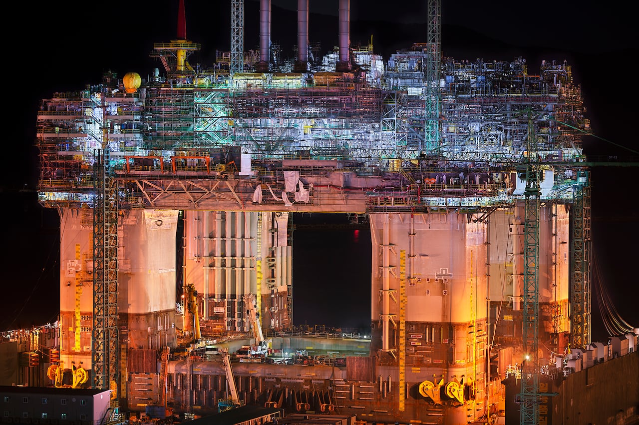 [IK191351-시추선 건조] 기계는 끊임없이 진화한다. 초기의 시추선과는 비교가 안될 만큼 시추선의 규모 역시 크다. 나는 기계도 생명을 가진 존재라고 인식한다. 작은 철판 한 조각이 분열하여 또 하나의 새로운 생명을 가진 완전한 기계가 생성되고 있는 과정이다. /사진가 조춘만