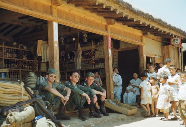 프랑스군 소속으로 6·25전쟁에 참전했던 프랑스인 앙드레 다차리(1932~2025)씨가 1953년 파병 이후 한국에서 찍은 전우들과 한국 아이들의 모습. /앙드레 다차리