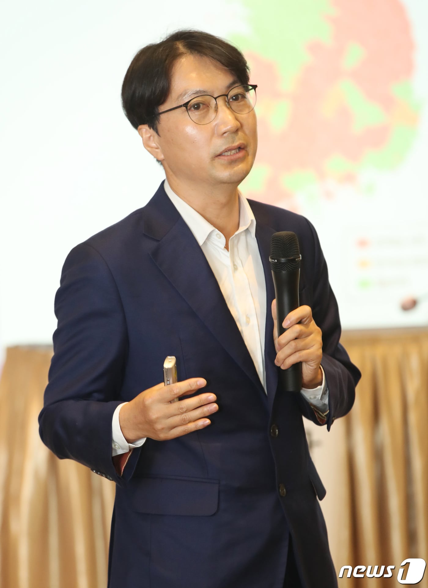 오훈성 한국문화관광연구원 부연구위원이 7일 제주시 제주아스타호텔에서 열린 제6회 제주플러스전문가포럼에서 '위기의 제주관광, 대응방향'을 주제로 발제하고 있다.
이날 포럼은 제주대학교 링크 3.0 사업단과 제주테크노파크, 뉴스1이 공동 주최하고 뉴스1 제주본부가 주관했다. 2023.11.7/뉴스1