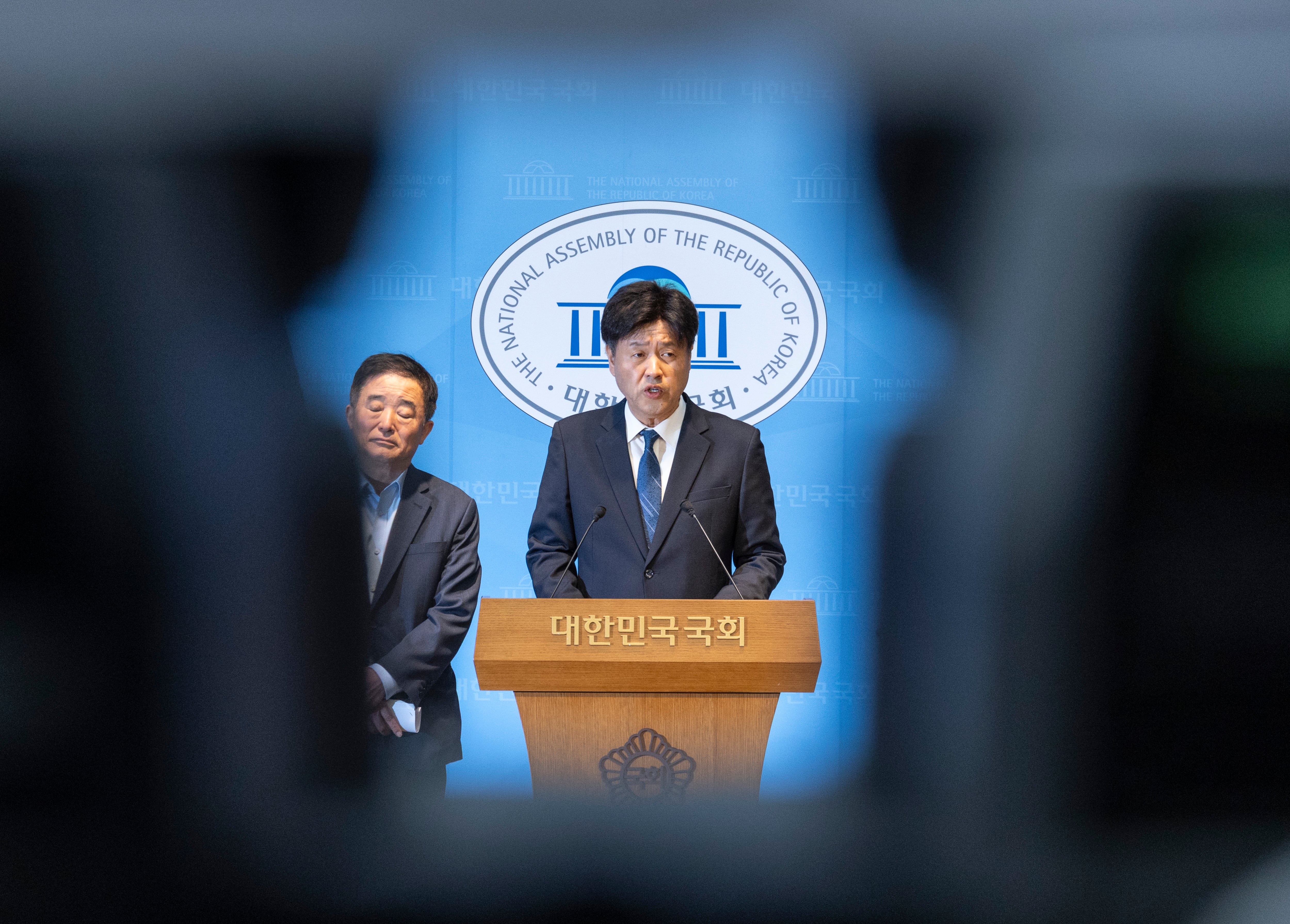 6ㆍ3 지방선거와 같이 치러질 국회의원 재ㆍ보궐 선거에 공천을 희망했다 좌절된 이재명 대통령 측근 김용 전 민주연구원 부원장이 28일 국회 소통관에서 기자회견을 하고 있다. /연합뉴스