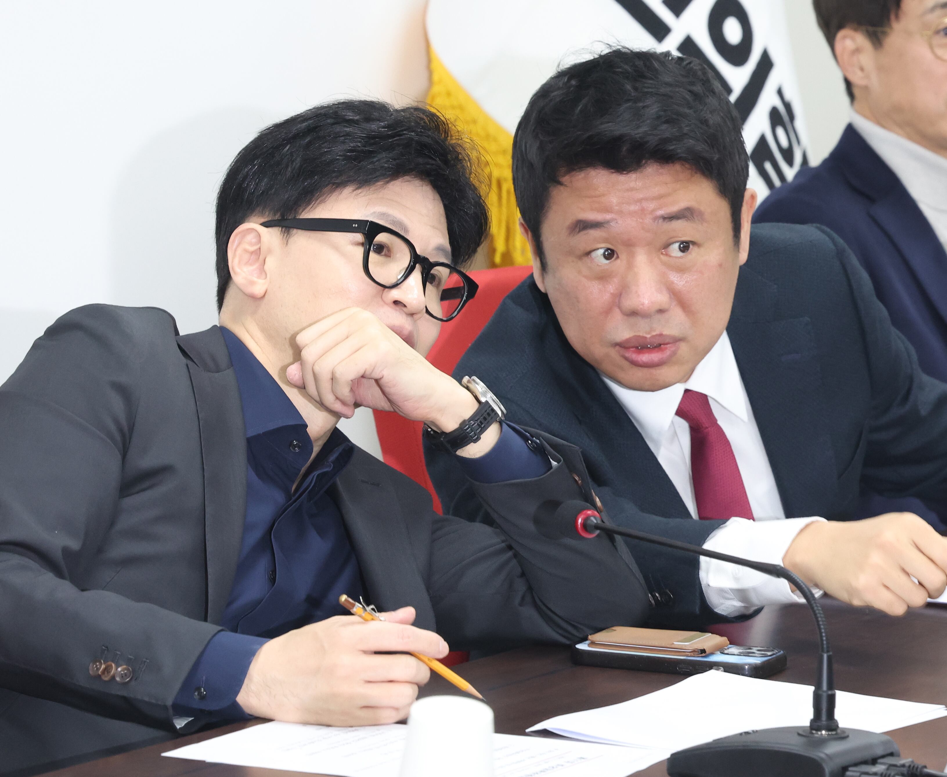 지난 2월 5일 당시 한동훈 국민의힘 비상대책위원장과 유의동 정책위의장이 서울 여의도 당사에서 열린 비상대책위원회의에서 대화를 하고 있다./뉴스1