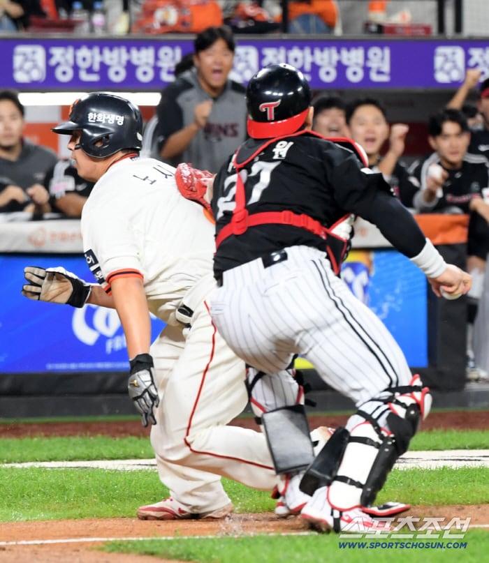 LG 포수 박동원이 빈 포수 미트로 런다운에 걸린 3루 주자 한화 노시환을 태그하고 있다.