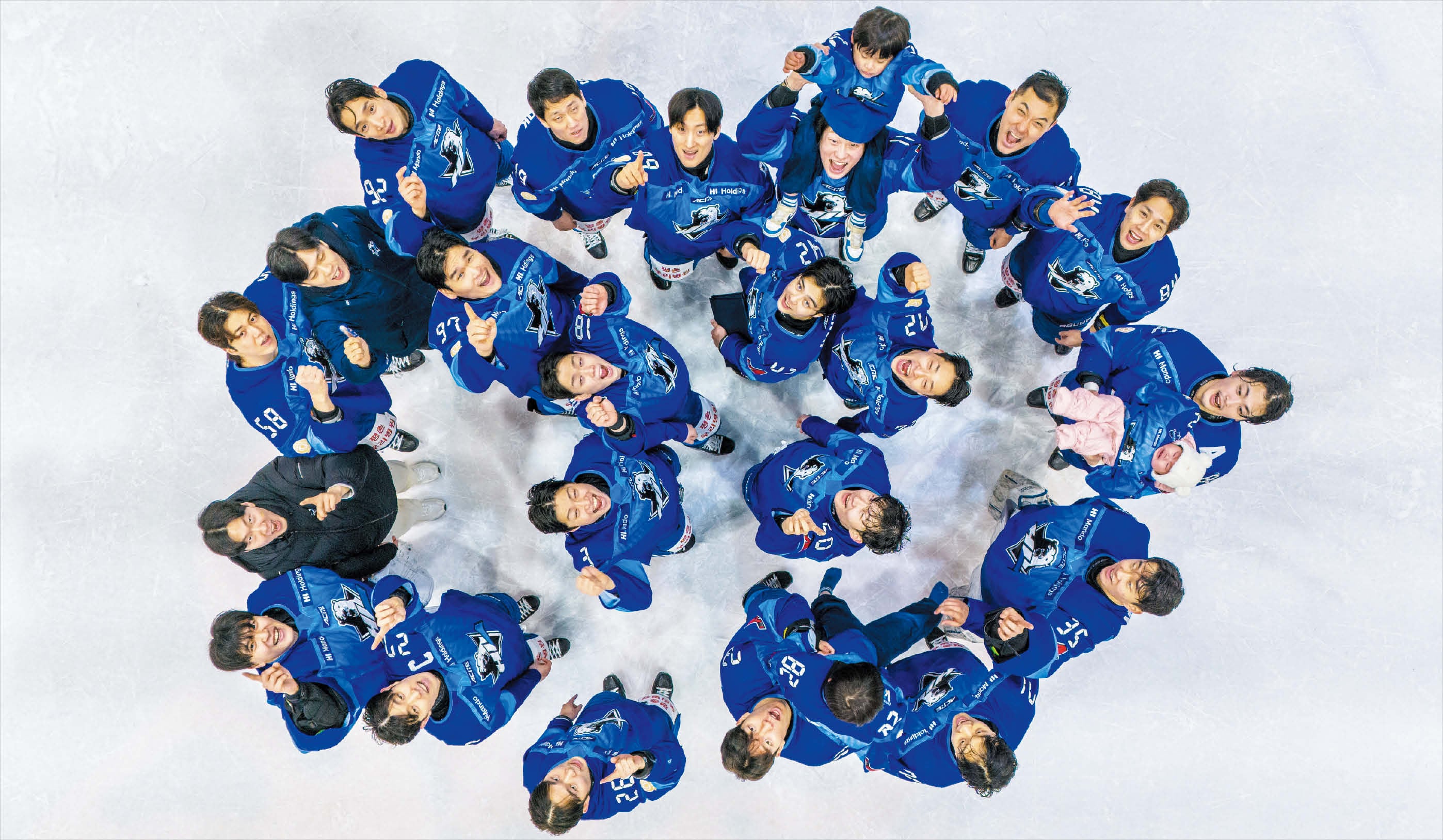 HL안양 선수들이 23일 전국 종합 아이스하키 선수권에서 6연속 우승을 달성한 뒤 공중에 떠 있는 드론을 보며 환하게 웃고 있다./장련성 기자