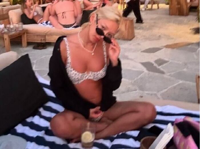 Girls' Generation's Hyoyeon enjoying a relaxing holiday in Bali, exuding charm.